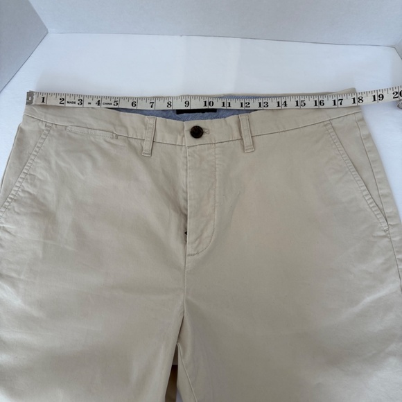 Tommy Hilfiger Men's Classic Fit Flat Front Shorts‎ - Size 36. - Picture 8 of 12